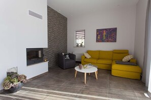 TV, fireplace - Villa Adrimar in Risika (Risika)