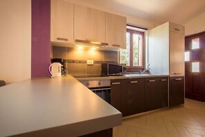 Kühlschrank, Mikrowelle, Ofen, Geschirrspüler