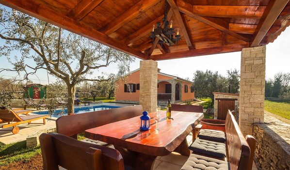 Outdoor dining - Villa Tedi in Galizana (Galizana)