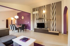 TV, fireplace, DVD player - Villa Tedi in Galizana (Galizana)