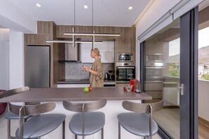 Jääkaappi, uuni, liesi, astianpesukone