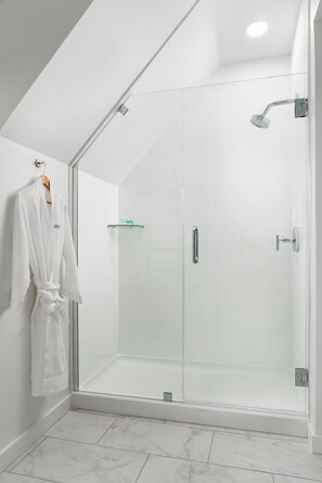 Grand Suite (Penthouse) | Bathroom | Shower, rainfall showerhead, free toiletries, hair dryer