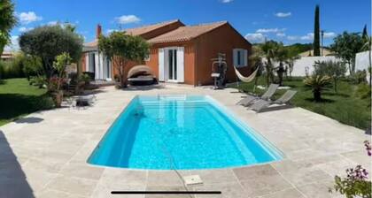 Villa with swimming pool, quiet, 3 bedrooms, Mediterranean garden 15 min Aix en Pce