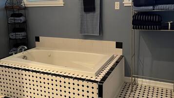 Secadora de cabello, toallas, jabón, shampoo