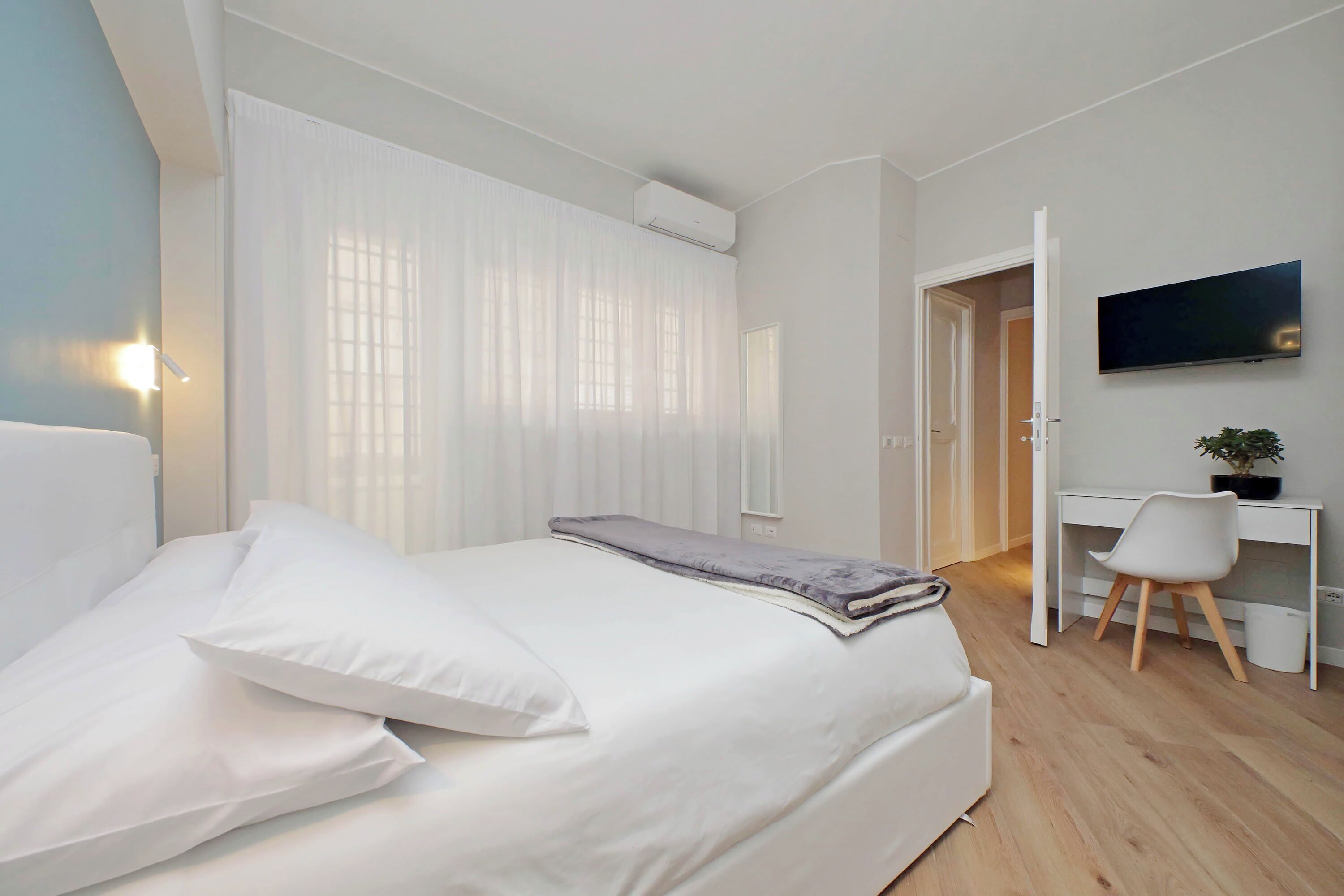 1 camera, una cassaforte in camera, una scrivania, ferro/asse da stiro