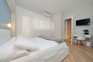 1 soverom, safe på rommet, skrivebord og strykejern/-brett