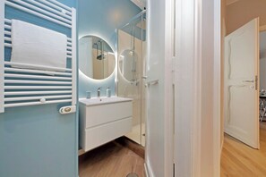 Douche, sèche-cheveux, serviettes fournies, savon