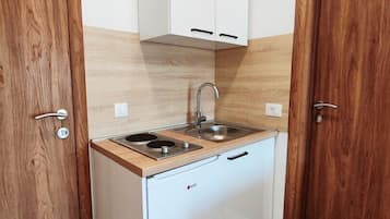 Fridge, stovetop