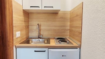 Fridge, stovetop