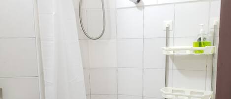 Chuveiro, secador de cabelo, bidê, toalhas de banho