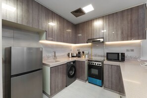 Fridge, microwave, oven, coffee/tea maker - Modern Living w/ Premium Amenities close to Marina (Dubai)