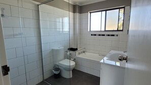 Shower - Self contained apartment close to town with views of Back Creek (South West Rocks)