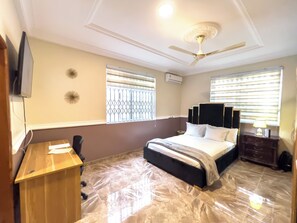 4 quartos, cofres nos quartos, escrivaninha