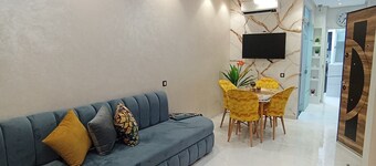 6 minutes drive to the beach! Family-sized condo with AC & Netflix