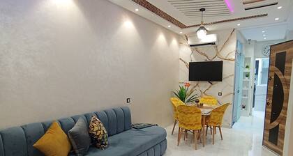 6 minutes drive to the beach! Family-sized condo with AC & Netflix