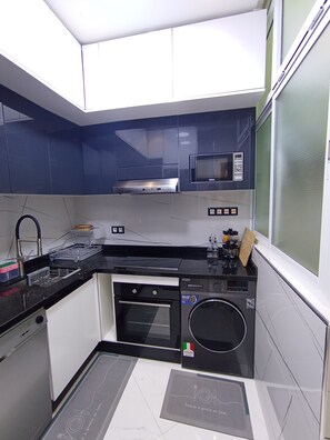 Frigorífico, microondas, horno y placa de cocina