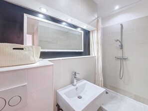 Douche, sèche-cheveux