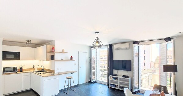 Réfrigérateur, micro-ondes, cafetière/bouilloire, bouilloire électrique