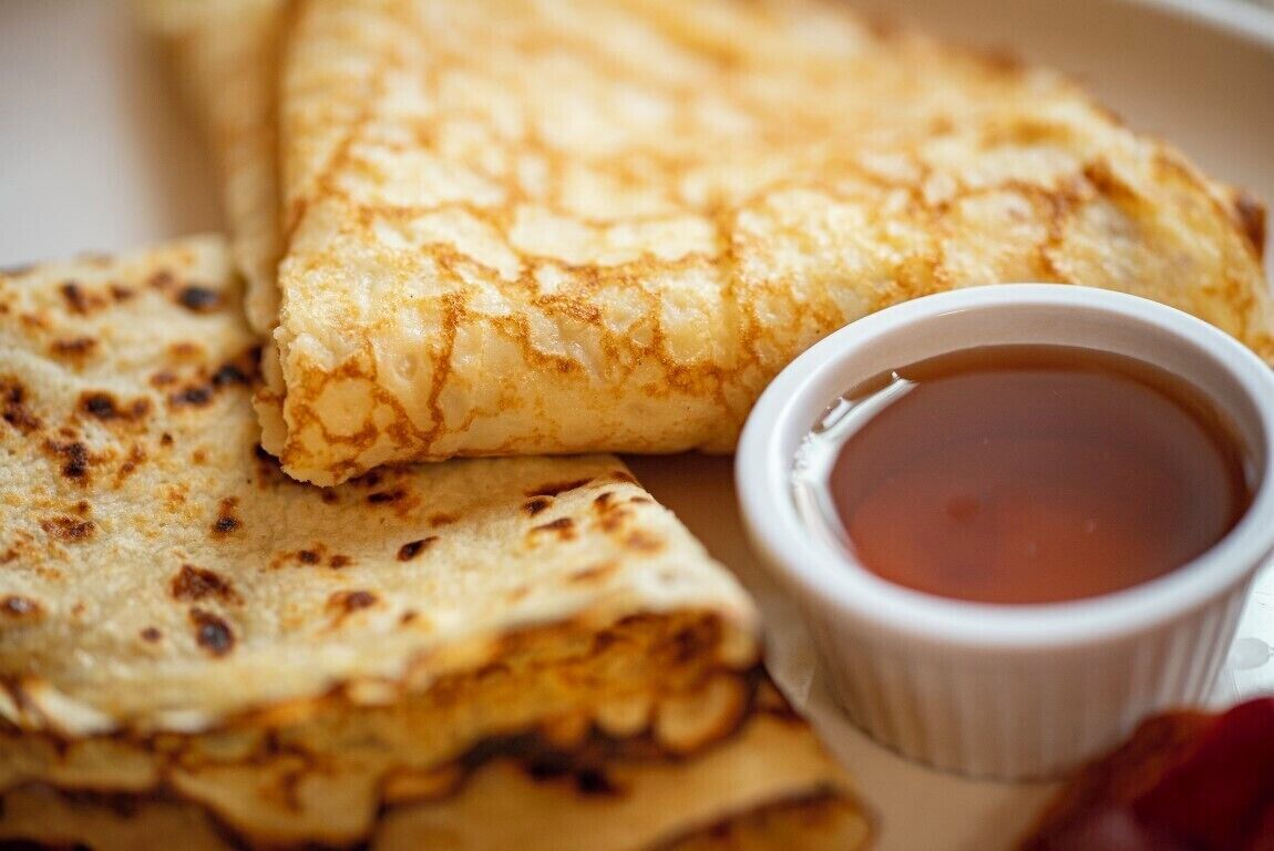 Un plato de pan plano doblado con salsa para mojar.