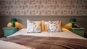 Chambre classique double ou avec lits jumeaux | Lit avec matelas à plateau-coussin, bureau