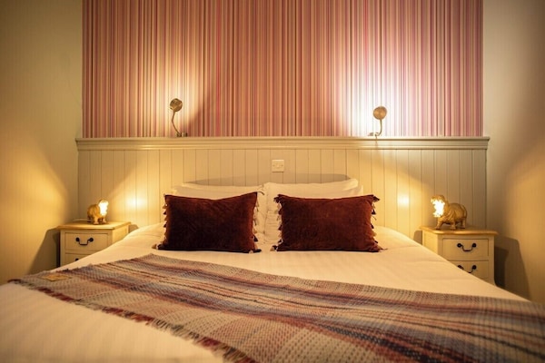 Classic Double or Twin Room | Meja, ruang kerja komputer riba, langsir/tirai gelap terus