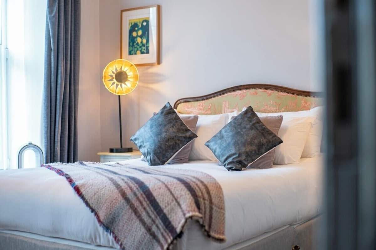 Classic Double or Twin Room | Desk, laptop workspace, blackout drapes, iron/ironing board