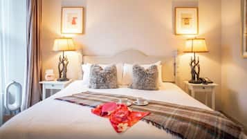 Quarto casal ou duplo clássico | Escrivaninha, espaço de trabalho para notebook, cortinas blackout