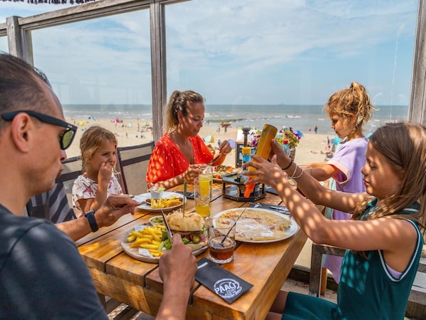 Dining - Chalet on a Holiday Park 3.5 km From the Beach (De Cocksdorp)