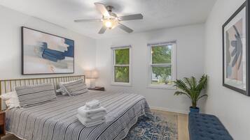 1 habitación, escritorio, tabla de planchar con plancha y wifi