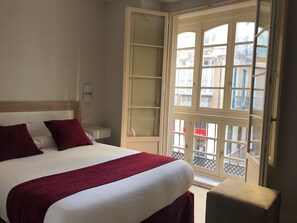 1 dormitorio, tabla de planchar con plancha, wifi y ropa de cama