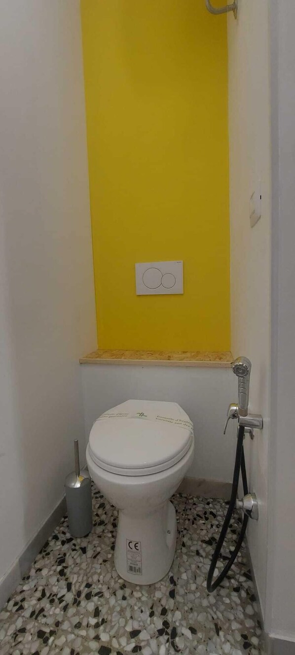 Room, Multiple Beds, Non Smoking, Courtyard View | Bathroom | Free toiletries, hair dryer, electronic bidet, towels - KAKTUS 2 GUEST HOUSE (Bari)