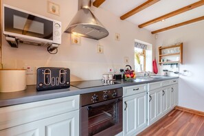 Microwave, oven, cookware/dishes/utensils - 1 Bed in Bideford (oc-o29701) (Bideford)