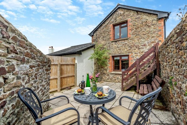 Outdoor dining - 1 Bed in Bideford (oc-s29702) (Bideford)