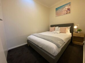4 Schlafzimmer, Schreibtisch, Bügeleisen/Bügelbrett, WLAN