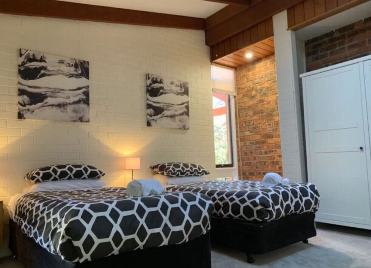 5 bedrooms, desk, iron/ironing board, free WiFi