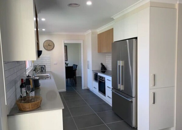 Réfrigérateur, micro-ondes, plaque de cuisson, lave-vaisselle