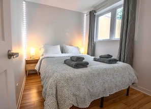 3 habitaciones, escritorio, tabla de planchar con plancha y wifi