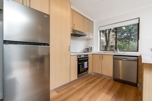 Réfrigérateur, micro-ondes, plaque de cuisson, lave-vaisselle