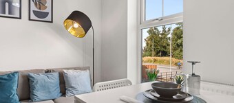 Modern 2BR Home Free Parking Ideal for Long Stays