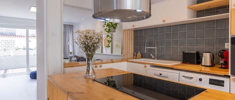 Geladeira, micro-ondas, fogão, cooktop