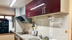 電冰箱、微波爐、爐台、烤麵包機