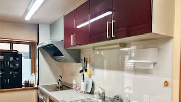 Refrigerador, microondas, placa de cocina, tostadora