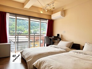Desk, laptop workspace, free WiFi, bed sheets - Jinya Sunset Inn by Murasaki (Takayama)