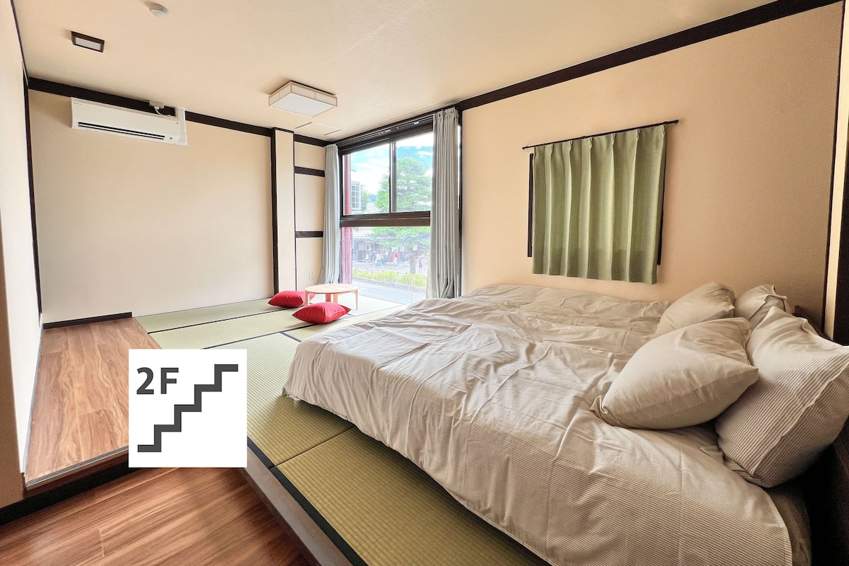 Junior Suite Room, Non Smoking, Private Bathroom | Desk, laptop workspace, free WiFi, bed sheets