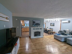 Smart-TV, Kamin, Videospiele, Stereoanlage