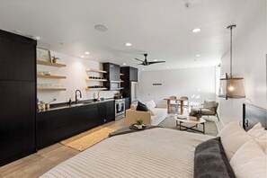 1 dormitorio, tabla de planchar con plancha, wifi y ropa de cama