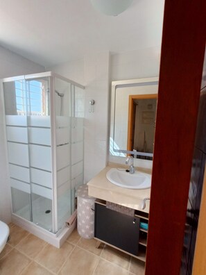 Douche, bidet, serviettes fournies, papier toilette