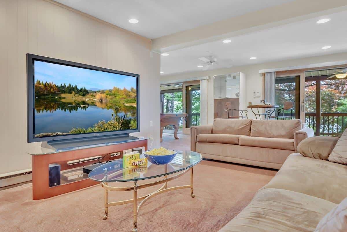 TV, fireplace, offices