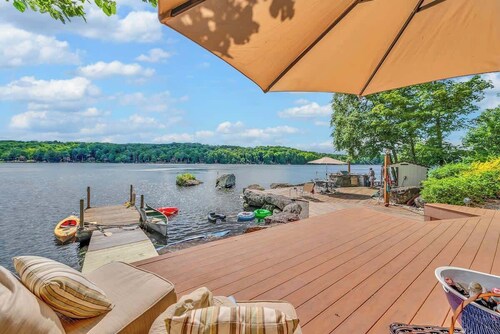 Lakefront + Views + 5 Bdrm + 1 min to SKI SLOPE