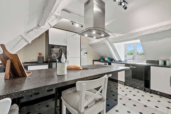 Fridge, microwave, oven, stovetop - 2BR Cosy Loft in Cotswolds w/ Parking Spring Offer (Cirencester)